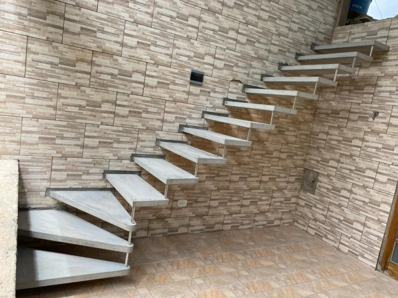 Escada em l espaço pequeno em São Paulo