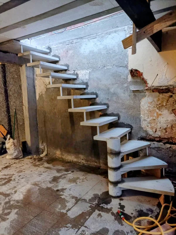 Escada pré moldada em j