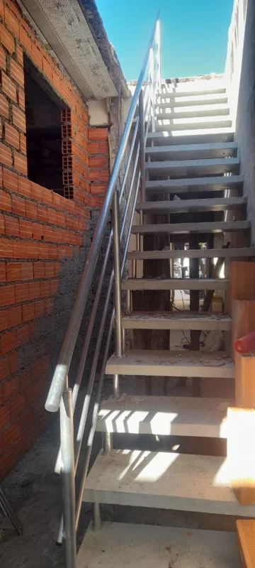 Escada reta de concreto
