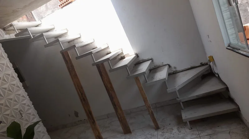 Escada vazada em l